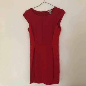 Snygg, röd fodralklänning med dragkedja bak från H&M. Perfekt till julens alla festligheter! Betalning via Swish, frakt på 45:- tillkommer. 
