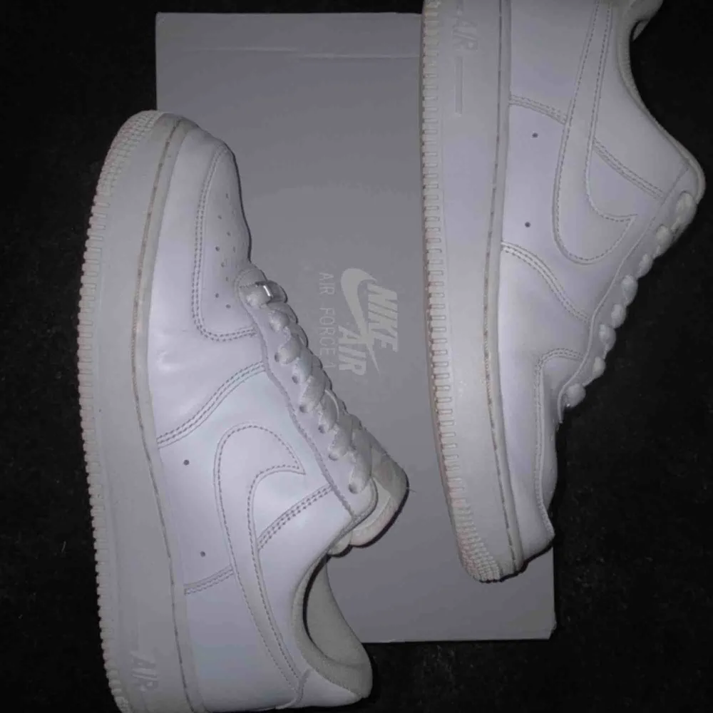 Säljer mina kära nike air force 1 då jag sällan använder dem. De är i använt skick, men ändå välbehållna. Endast slitning vid hälen på insidan av båda skorna. Kan hämtas i Kalmar och Västervik, kan även skickas :) 500kr eller högsta bud. Skor.