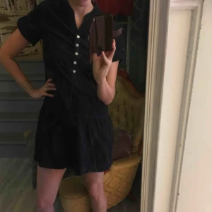  - Fin klänning i tunt Manchestertyg. Fint skick! Knappt använd.