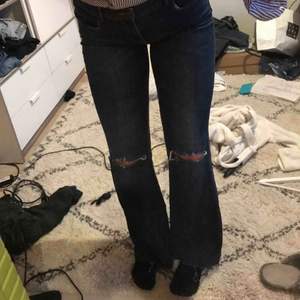 Riktigt coola bootcut jeans med slitningar som jag gjort själv, har även klippt av de längst ner, använda fåtal gånger, köparen står för frakten🥰