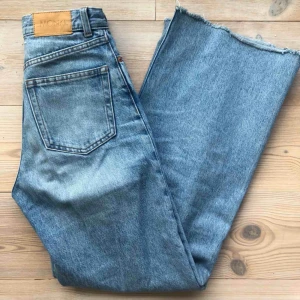  - Ljusblå Yoko jeans ifrån monki, lite avklippa där nere då de var för långa 🙂  Inte mycket använda.  Köparen står för frakt :) 