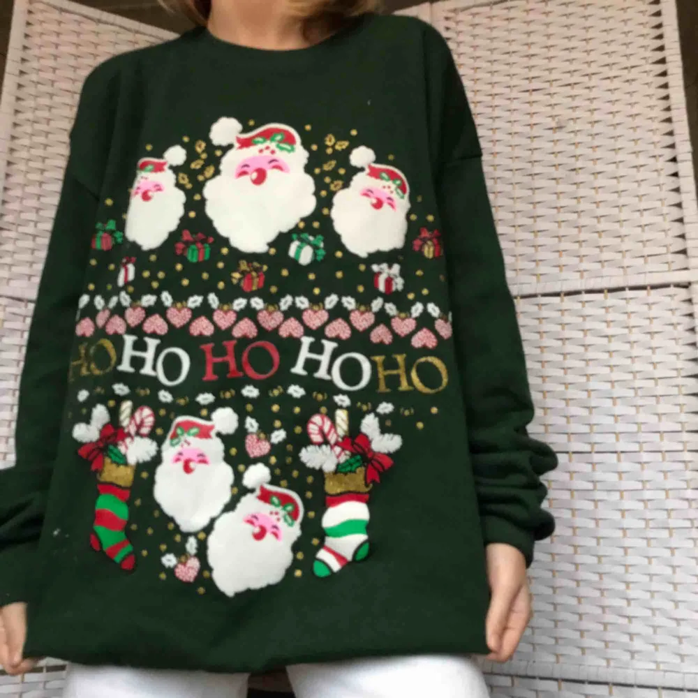 Fett söt ugly Christmas-sweater som passar bra om man vill ha en overzised modell och en mysig jultröja! Köpt second hand. Säljer pga använder inte. Tröjor & Koftor.