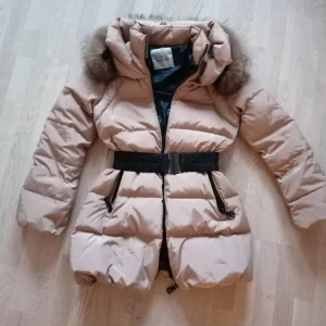  - MONCLER Jacka i perfekt skick!! Fick i present, men är inte riktigt min stil. Har förstått att den är väldigt eftertraktad och trendig så här kan du göra dig ett kap! Cappuccino-färgad och passar mig som har storlek Xs-S Frakt blir 72kr🌟 kan mötas upp i GBG 