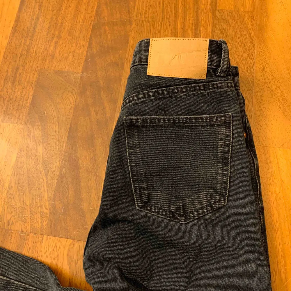 Blå/gråa Mom jeans Använda 1 gång, ny skick. Jeans & Byxor.