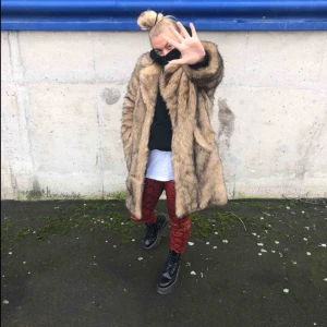  - Fake päls kappa från na-kd i storlek 38.  Nyskick! Supersnygg! 