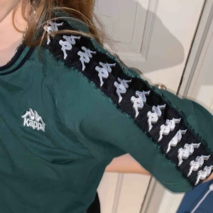  - En grön kappa t-shirt! köpt på urban outfitters och är använd mycket lite! frakt ingår inte💗 skriv om du vill ha fler bilder eller diskutera priset 