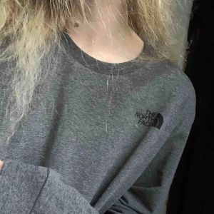  - långärmad t-shirt i grå, the north face print framtill och ett likadant baktill. mudd i ärmslut men inte nertill, i princip helt oanvänd så perfekt skick! 