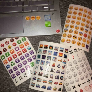  - Emojis 4 ark, gratis frakt! Kan användas till laptopp, böcker, mobilen osv😋 Finns fler i mina andra inlägg!💕 