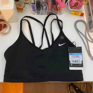  - Sportbh från nike🧡 storlek M och normal i storleken:)) säljer den då den är för stor för mig (brukar ha storlek S)🥰 fraktar eller möts upp i sthlm