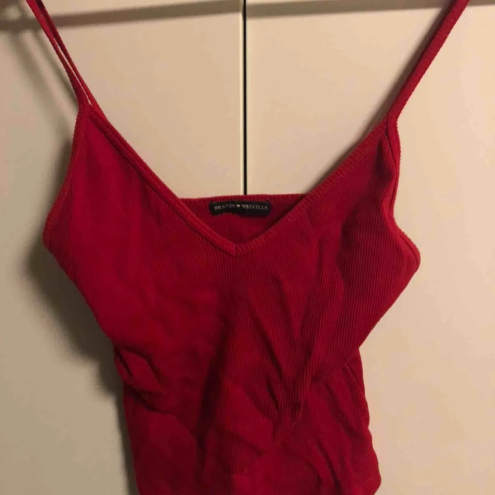 Fint linne från Brandy Melville ❤️ Köpt för ca. 1 år sedan men bara använd ett fåtal gånger. Perfekt skick. . Toppar.