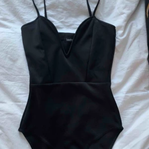  - Body med bygel från Boohoo. Säljes pga för liten.  Perfekt under kavajen på utekvällen💫  Frakt ingår inte i priset. Kan hämtas i Stockholm.