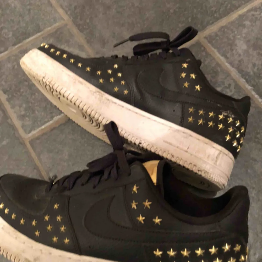 Nike airforce med guld stjärnor. Köptes i somras. . Skor.