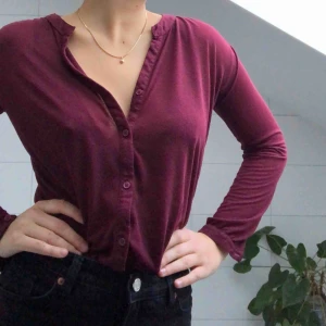  - En vinröd skjorta/tröja från Bikbok som är superfin till ett par mörka byxor!