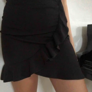  - Snygg kjol från Nelly. Storlek M men passar mig som har S. Frakt på 50 kr tillkommer🌸