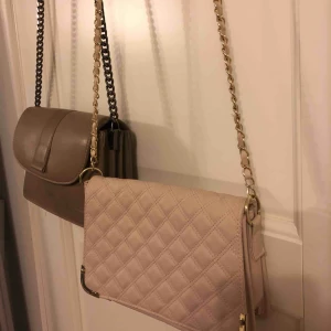  - Två handväskor från ginatricot. Kostade ca 300/st. Men säljer båda tillsammans för 200kr, eller 100kr/st. Vad du än föredrar. Möts upp. 