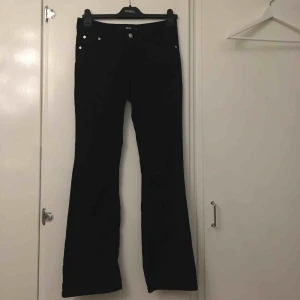  - Svarta boot cut jeans i bra skick