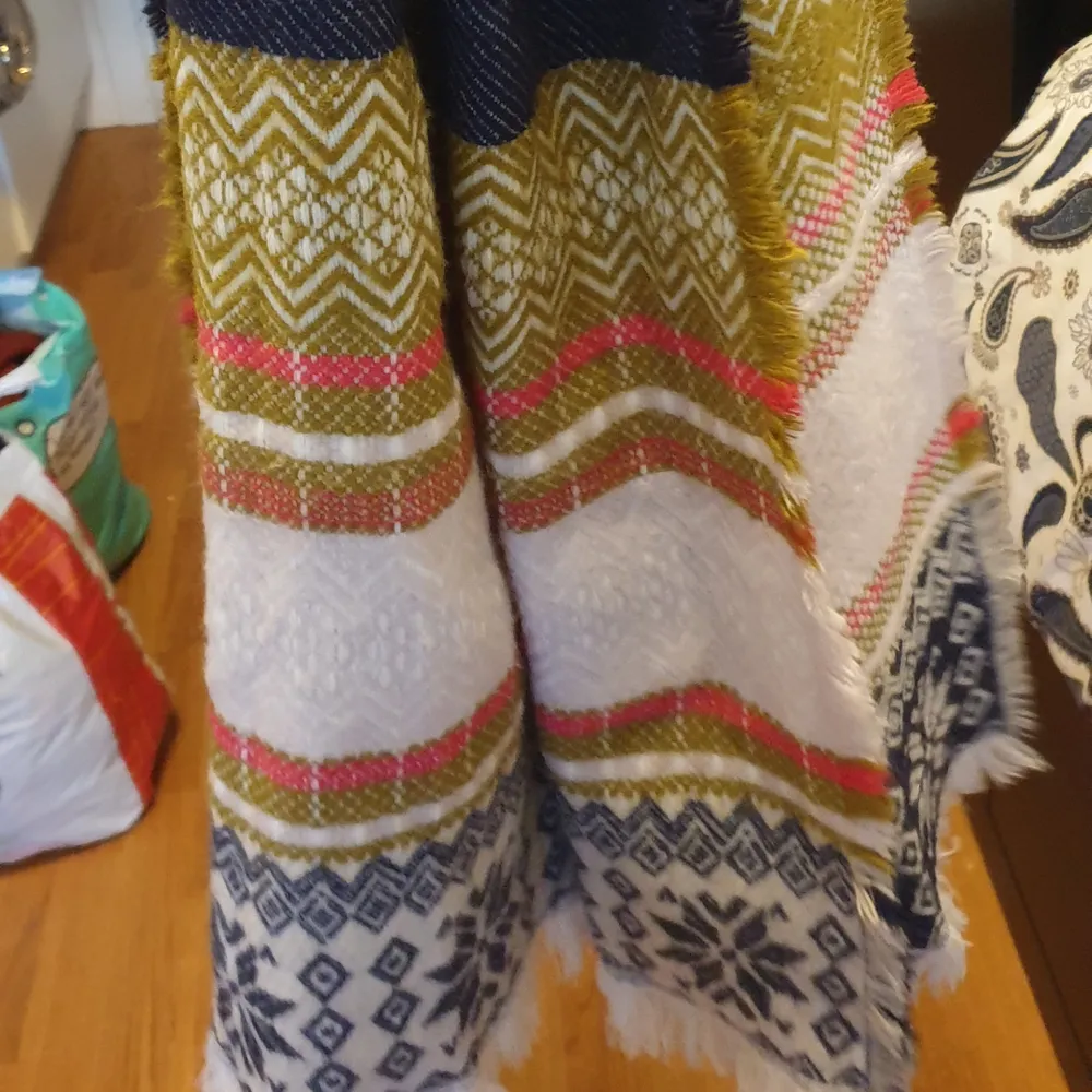 Very warm cozy scarf with a beautiful and unique design. . Skor.