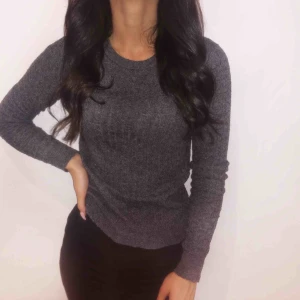  - Stickad långärmat i skönt material och fint skick!