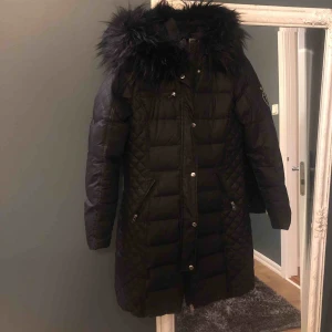  - Säljer min vinterjacka från förra året , endast använd en vinter Stl 38 Nypris :3000 kr  Kontakta mig för fler bilder ☺️  Frakt tillkommer 