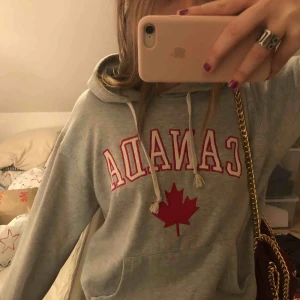  - Denna tröjan har länge varit en favorit men får tyvärr lämna nu, pga flytt. Tröjan är väl använd men ändå i ett gott skick. Passar till allt verkligen💕