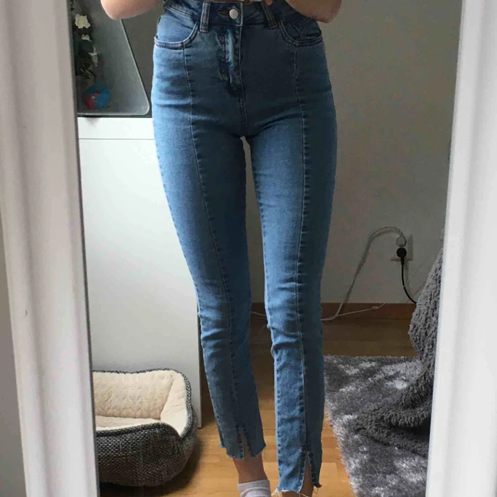 Två par jeans med slits nertill, säljs pga inte min stil. Båda två för 150kr, frakt betalar köpare🥰. Jeans & Byxor.