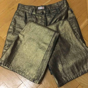  - GULDIGA GLANSIGA utsvängda feta byxor från Esprit! (Står 164 strl med passar mig som är xs/s). Tunnare jeanstyg och höga i midjan 😍 