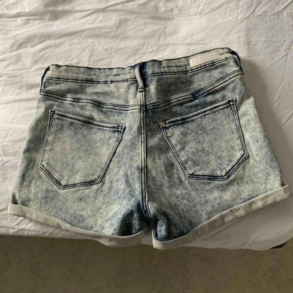 Jeansshorts ifrån hm, köpt för ca 2 år sedan men har aldrig blivit använda! . Shorts.