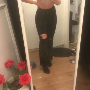  - Svarta bootcut jeans från Gina tricot med hål på knäna. Älskar dessa men har tyvärr blivit lite för korta för mig. Dom är i storlek m men skulle säga att dom sitter mer som s 🥰❤️