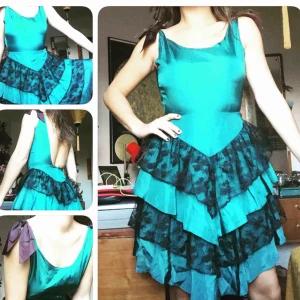  - 80-talsklänning i turkos. Passar 34-36. Porto tillkommer