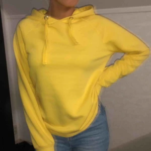  - Gul basic tröja💛