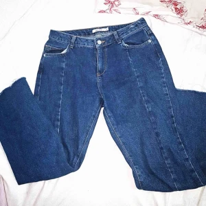  - Mom jeans från NA-KD, skitsnygga men för små för mig. Frakt tillkommer! 