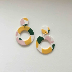  - Handgjorda örhängen i lera, går bra att få både i silvriga och guldiga detaljer✨ •nickelfria •frakt 9kr •insta💚@dorisclaydesign 