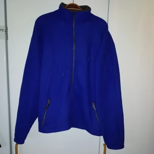  - Jättemysig fleecetröja med fickor och krage. Ingen storleksmärkning i den men gissar på L (passar mindre storlekar också)