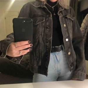  -  Något oversized jeansjacka från BikBok I väldigt fint skick o endast använd ett fåtal gånger! :) 