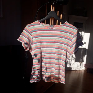  - Randig thigtare ribbad t-shirt. Står stl medium men är mera en s. 