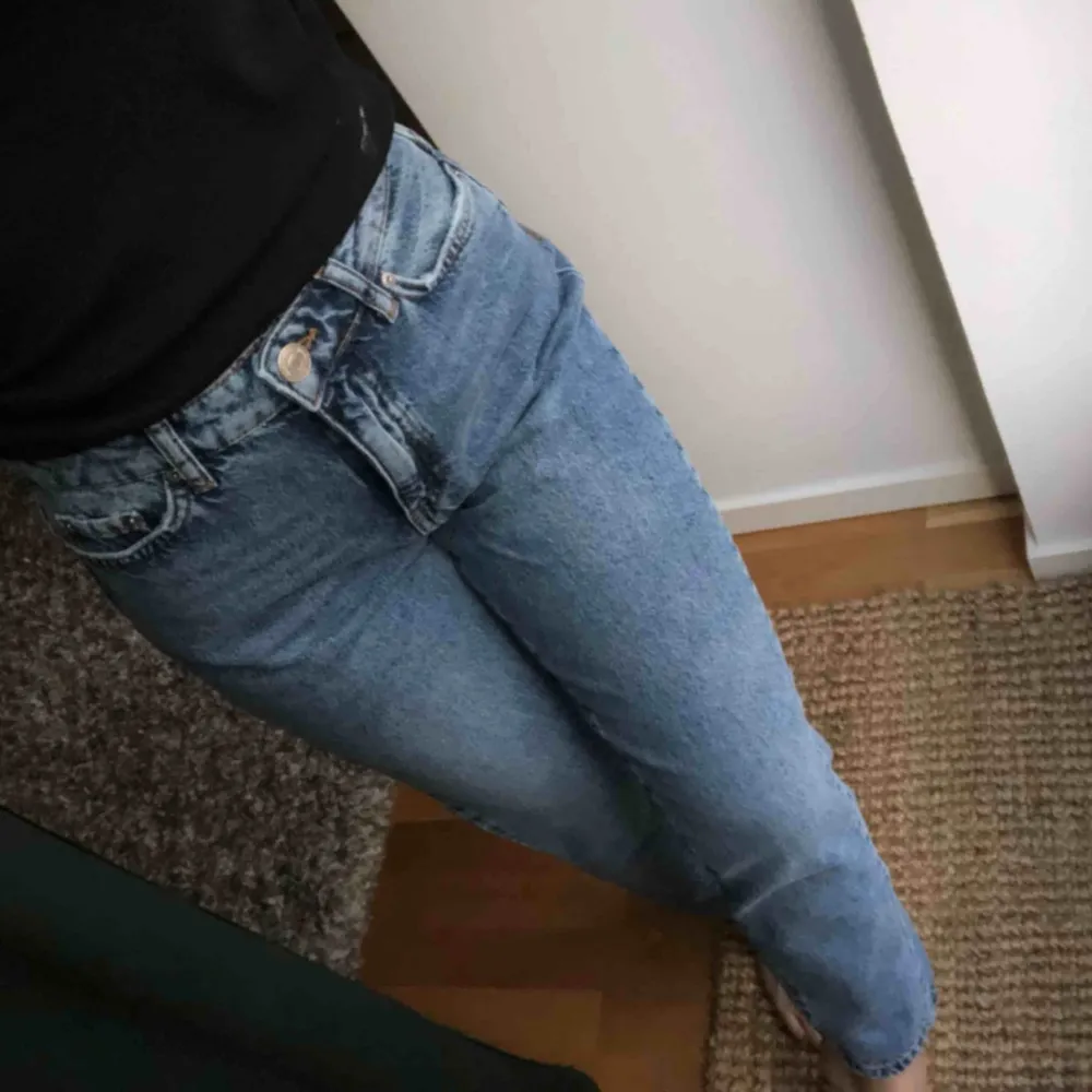 Säljer dessa mom jeans från GinaTricot! Använda 1 gång! Köparen står för frakten😚. Jeans & Byxor.