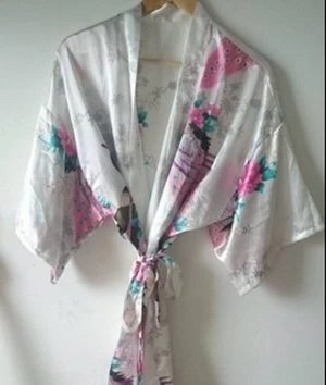  - Morgonrock i silkeliknande material. Använts endast två ggr. 

