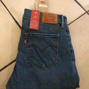  - Nya Levis 710 Hypersculpt Super Skinny Jeans  Orderbrkräftelse kan skickad med. Skickas endast med spårbar frakt som ingår. Ditt pris 399kr