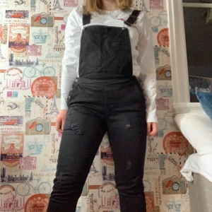  - Svarta hängselbyxor med slitningar från SCOUT. Står storlek xs men passar mig som brukar ha m. Axelbanden är justerbara. Fri frakt