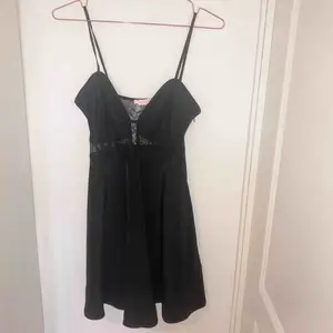 Sexig svart klänning i spets, supersnygg på men inte kommit till användning. Storlek M och oanvänd. Köpt för 400 kr.