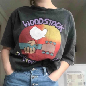  - Jättecool Woodstock tröja med hippie vibes från Pull&Bear!🥰endast använd en gång