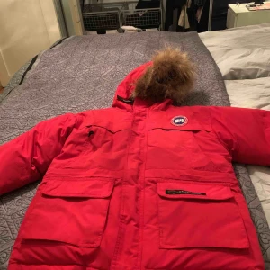  - En fin canada gosse jacka färg röd och storleken är nio till tio år helt oanvänd.