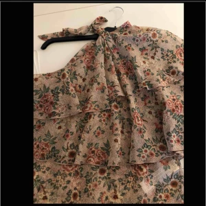  - Tröja en ärmar , knytning vid halsen 