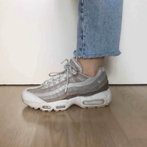  - Säljer mina nike air max 95. De är inte alls använda mycket och jag har behandlat de väl vilket betyder att  det är i mycket gott skick!! Inga hål eller större slitningar💞💞💞 Köpta för 1399kr 