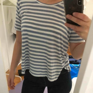  - Randig blå och vit T-shirt från size 8 needle Storlek M men passar också S bra! 