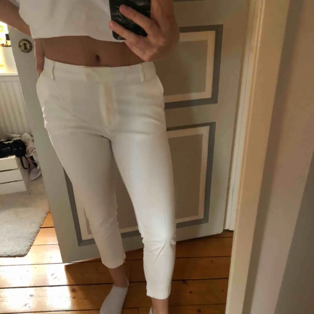 Fina vita kostymbyxor som är för små för mig. Jag är 167 cm. Frakt står köparen för💓. Jeans & Byxor.