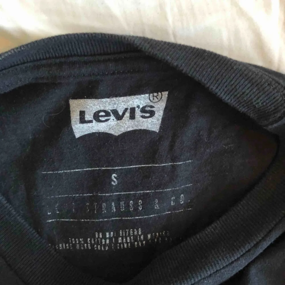 T-shirt från Levis. Använd ett fåtal gånger. Jag . T-shirts.