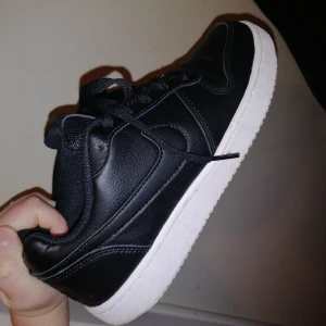  - Knappt använda skor från Nike, storlek 37. 