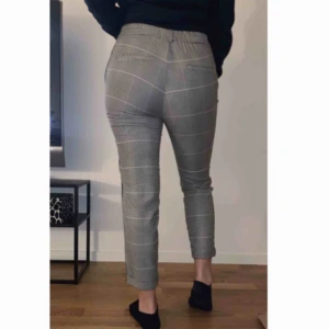  - Kostym liknade rutiga byxor från Vera Moda. Frakt INGÅR i priset 