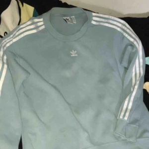  - Sjukt skön Adidas tröja!  Storlek Small, men är oversize så passar även en medium eller mindre large.  Frakt tillkommer! 